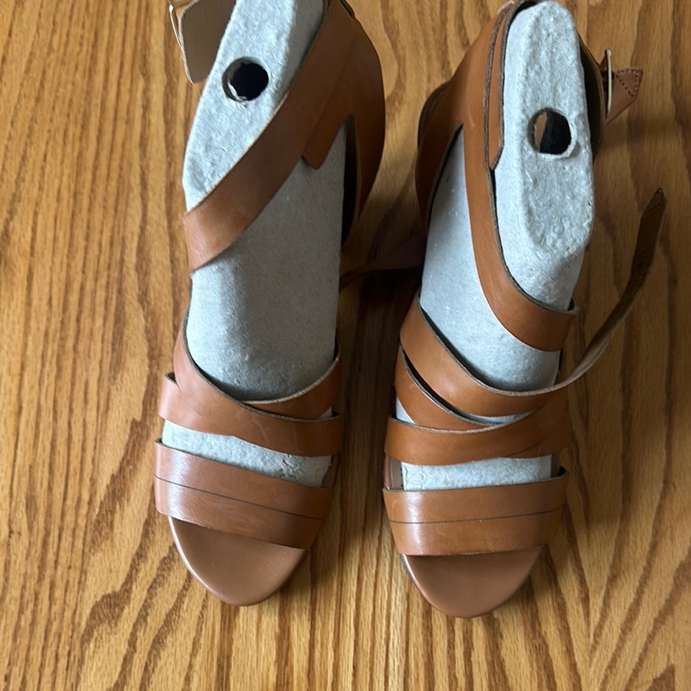 Clarks. Elegant Tan Strappy Women's Sandal